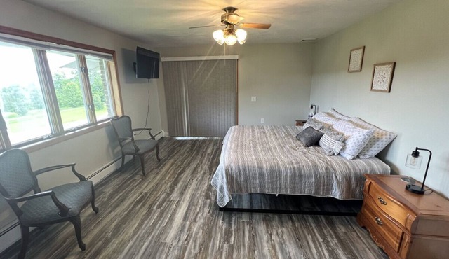 King Suite w/Soaking Tub + Game Room + Firepit