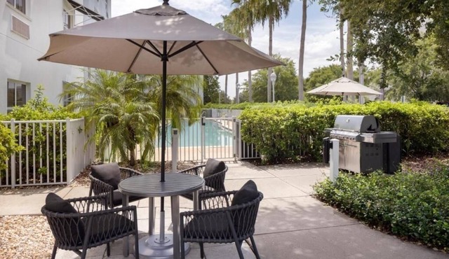 King Suite with Outdoor Swimming Pool Perfect for Trips Near Tampa Attractions