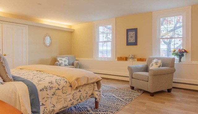 King Suite with the best view of the Damariscotta River: Ocean Manor Suite