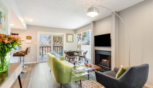 King & twin beds, desk, deck, 2 blks Zilker Park/Barton Springs, @2 mi DT!