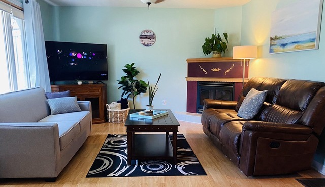 KingBed,Sleeps10+,SmrtTV,BBQ,Gym,FireTable,FullKitchen. All in walking distance.