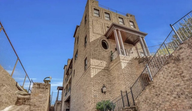 Kingdom house. Amazing rooftop with a panaramic view of the city and its skyline