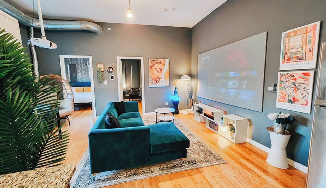 KingDreams/King Beds/Sleep 12/120" Projector