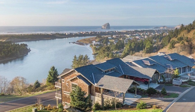 Kingfisher-Amazing views, lux home, hot tub, and clubhouse in Pacific City.