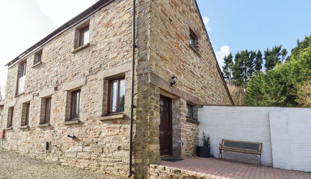 KINGFISHER BARN, pet friendly, with open fire in East Taphouse