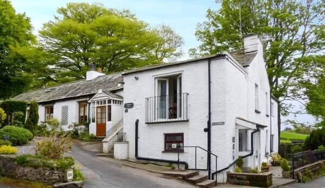 KINGFISHER BARN, pet friendly in Staveley