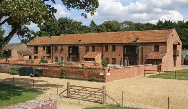Kingfisher Barn, Sleeps 10+2 (5 Bedrooms)