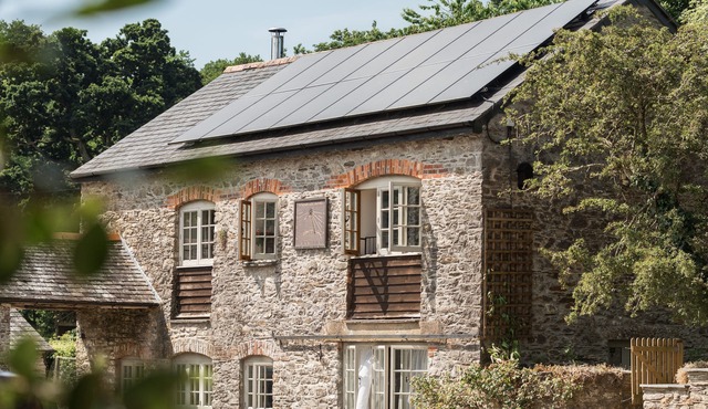 Kingfisher Barn, stunning location, private hot tub, tennis, river frontage