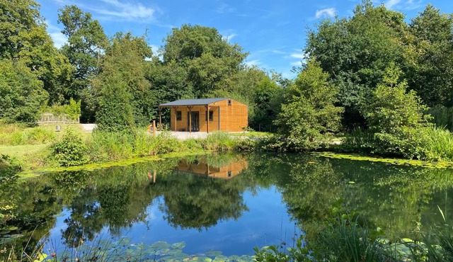 Kingfisher Cabin - Wild Escapes Wrenbury off grid glamping - ages 12 and over