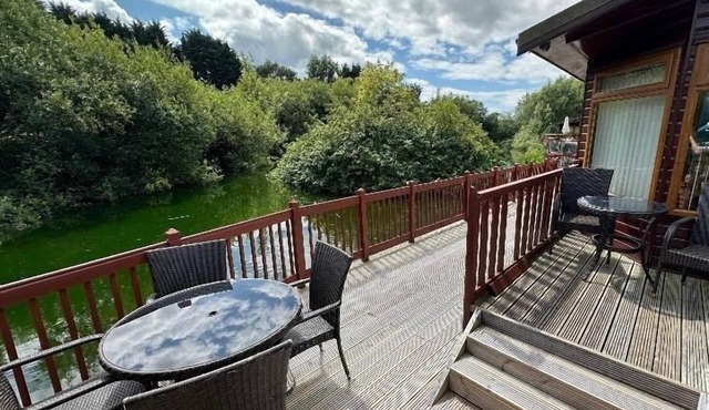 Kingfisher Cosy Lakeside Lodge