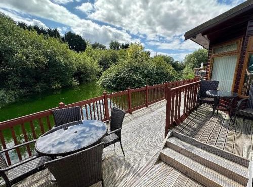 Kingfisher Cosy Lakeside Lodge