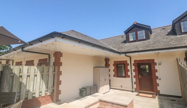 KINGFISHER COTTAGE, pet friendly, with a garden in South Molton