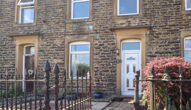 KINGFISHER COTTAGE, 11 AIREBANK TERRACE, pet friendly in Gargrave