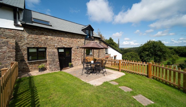 Kingfisher Cottage - Dog friendly sleeping 4 with a pool