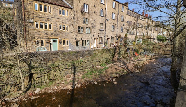 KINGFISHER COTTAGE, family friendly, with a garden in Holmfirth