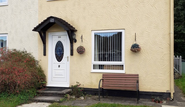 Kingfisher Cottage- river, rambling and relaxing, in a beautiful holiday park