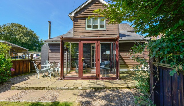 KINGFISHER COTTAGE, pet friendly, with open fire in Bradworthy