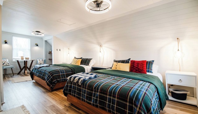 Kingfisher Cottage: Walk to Town: 10 min to Ski hill