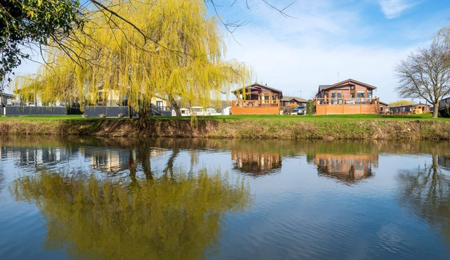 Kingfisher lodge with wonderful river views just 1 mile from Stratford upon Avon