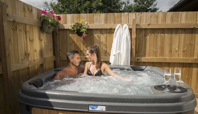 Kingfisher Hot Tub Lodge-HuntersMoon -Warminster-Longleat-Bath