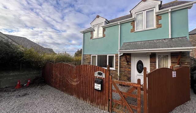 KINGFISHER HOUSE, pet friendly, with a garden in Tintagel