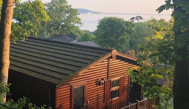 "Kingfisher Lodge" with Sea Views in a Peaceful Location