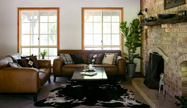 Kingfisher Lodge: country retreat with king beds, fireplace & pool on 2 acres