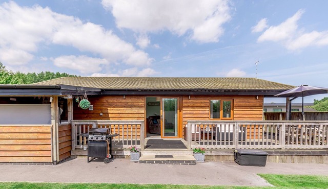 KINGFISHER LODGE, pet friendly, with hot tub in Brandesburton