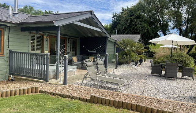 Kingfisher Lodge - Private Hot Tub & Parking