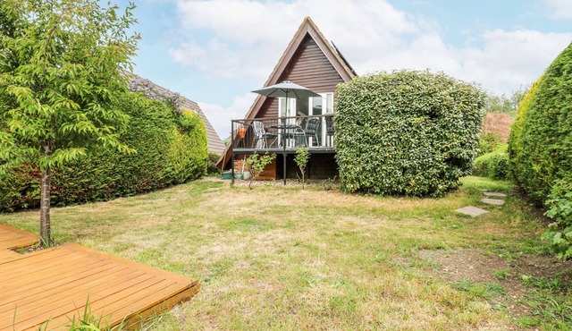 KINGFISHER, pet friendly, character holiday cottage in Isleham