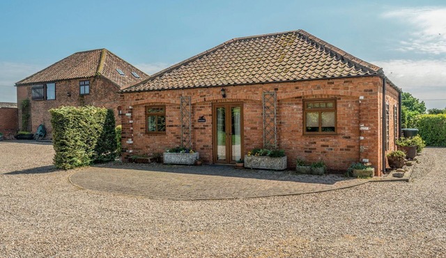 KINGFISHER, pet friendly, character holiday cottage in Louth