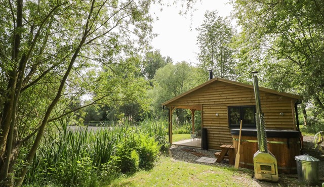 KINGFISHER, romantic, with hot tub in Dunchurch