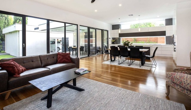 KINGS CORNER live like a king in style and luxury