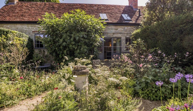 KINGS COTTAGE - NORTH, pet friendly, with open fire in Broad Chalke