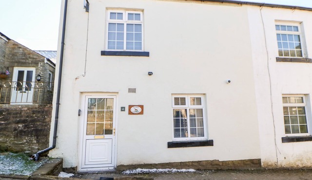 KINGS COTTAGE, pet friendly, character holiday cottage in Alston