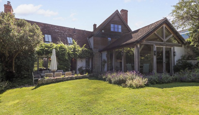 KINGS COTTAGE - SOUTH, pet friendly, with open fire in Broad Chalke