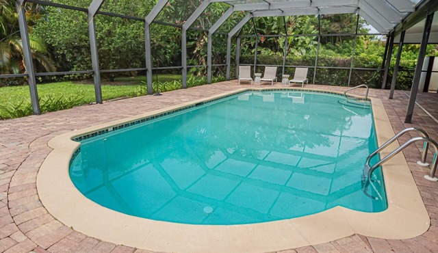 Kings Lake: 3 BR home w/3 en suite baths, heated pool & expansive covered lanai w/outdoor TV
