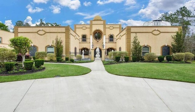 Kings Landing Regal Retreat, Luxury Is Our Standard