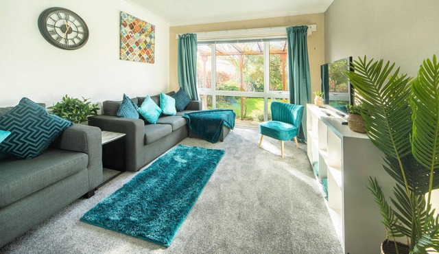 Kings Moor House by Lavender Stays Wi-Fi, 9 guests