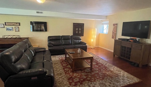 KINGSBURY GATEWAY 2Bed/1 bath-pool table-foosball 150.00 x 2 extra room x 2= 80