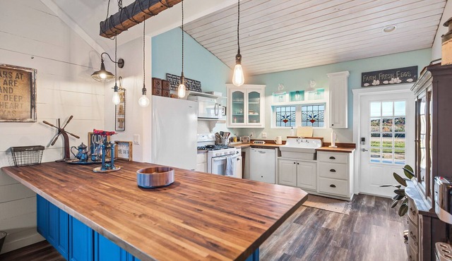 Kingsby Cottage - 1BR & Mountain Views