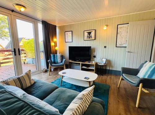 Kingsdowns Top Family Chalet, stunning and cosy interiors, indoor heated pool, mini golf, tennis court, BBQ and beach!