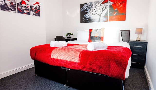 Kingsholm House - 4 Bedrooms - On the Rainbow Street