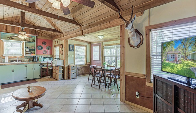 Kingsland Casita – Charming Lakeview Cottage for 4 w/Lake Access!