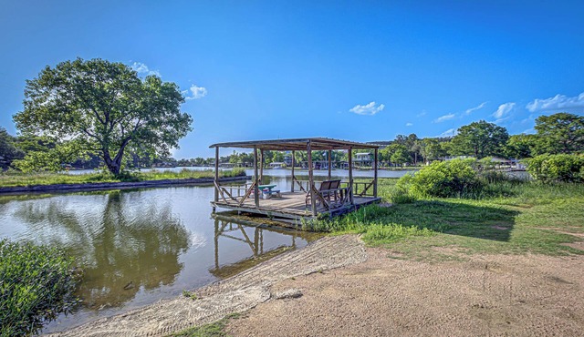 Kingsland Duo – 2 Cottages in 1 w/Lakeview!