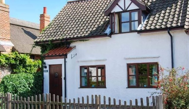 KINGSLEY COTTAGE, pet friendly, character holiday cottage in Stalham