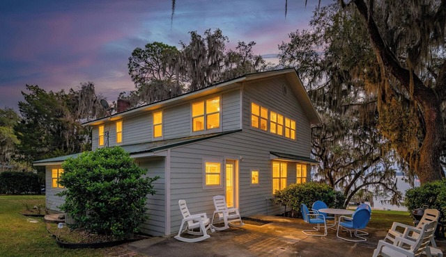 Kingsley Lake Home w wide lawn, dock, central air, 4 kayaks. Near Camp Blanding