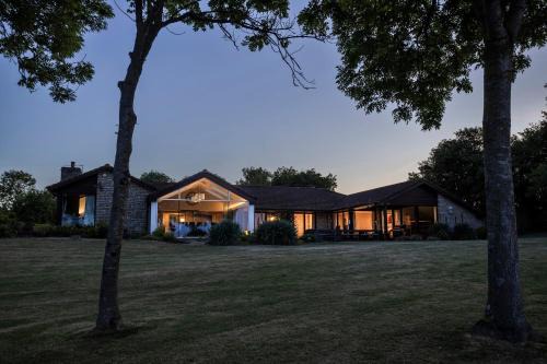 Kingsley Lake View & Paddocks - A group retreat with hot tub, sports bars & spectacular lake views in the Mendip Hills AONB