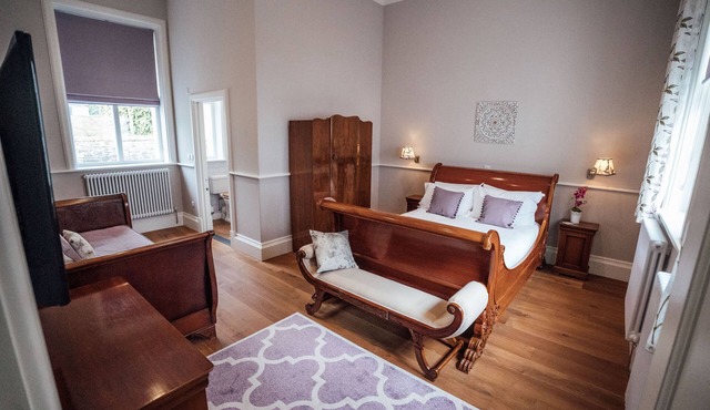 Kingsley suite, Luxury pet-friendly family apartment within a stately home
