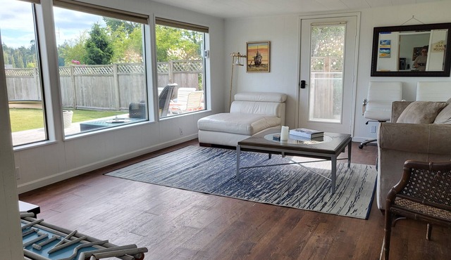 KINGSTON Beachfront Bungalow. 2 blocks to cafes/shops & Seattle Ferry